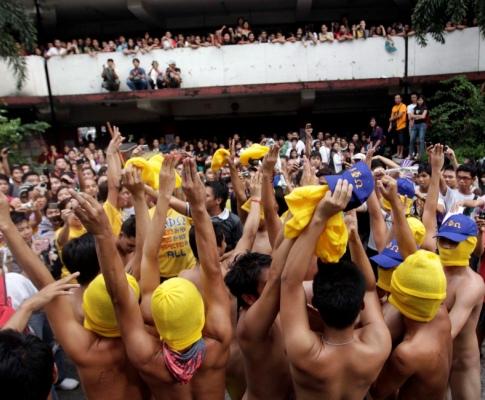 Estudantes filipinos protestam nus na Universidade 938x622