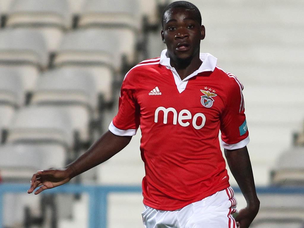 OFICIAL: Benfica empresta Ola John ao Wolverhampton