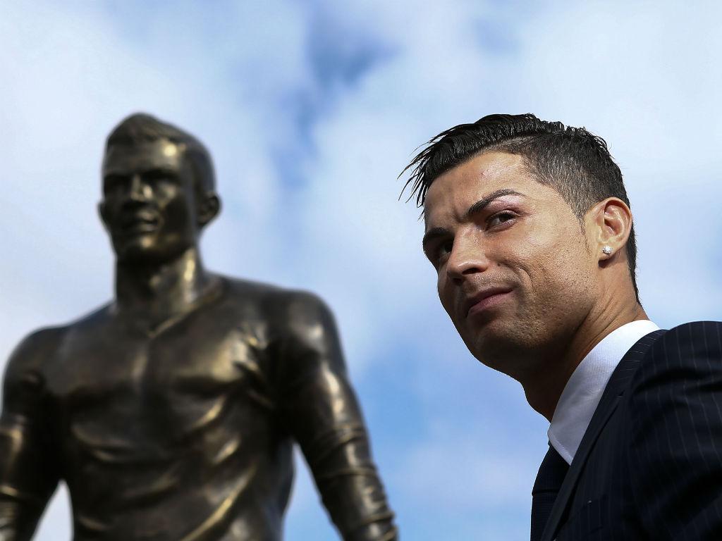 Estátua de Cristiano Ronaldo já não mora na Praça do Mar