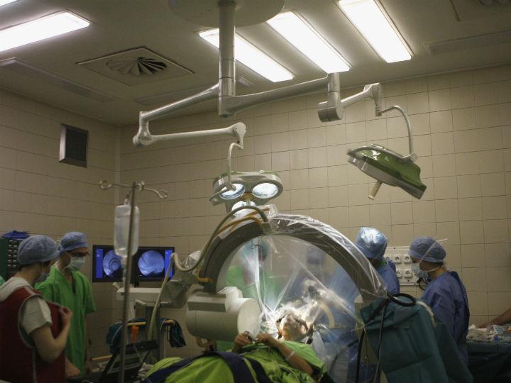 Resultado de imagem para Tempo médio de espera para cirurgias rondou os três meses em 2015 – Relatório