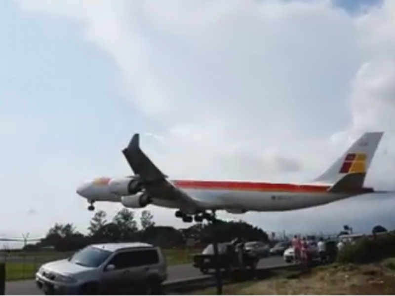 [Internacional] Avião quase aterrissa em cima de carros na Costa Rica 800