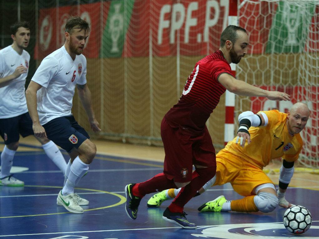 Futsal: Portugal goleia e garante «play-off» para Mundial