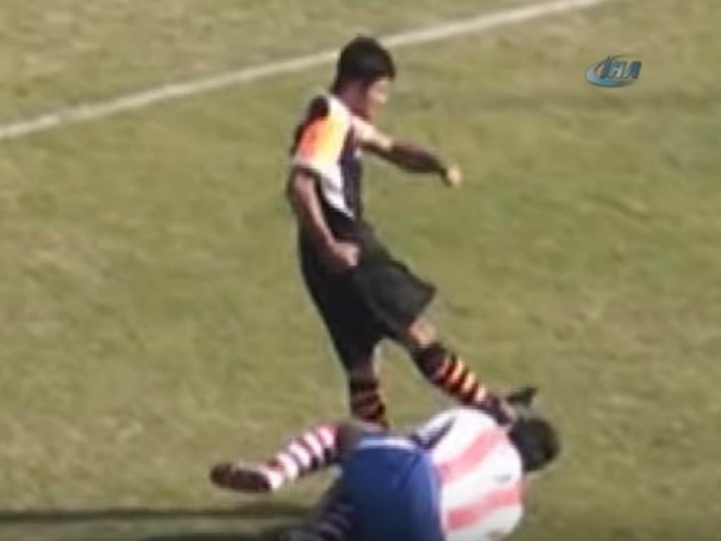 VÍDEO: foi expulso e vingou-se com pontapé na cabeça do adversário