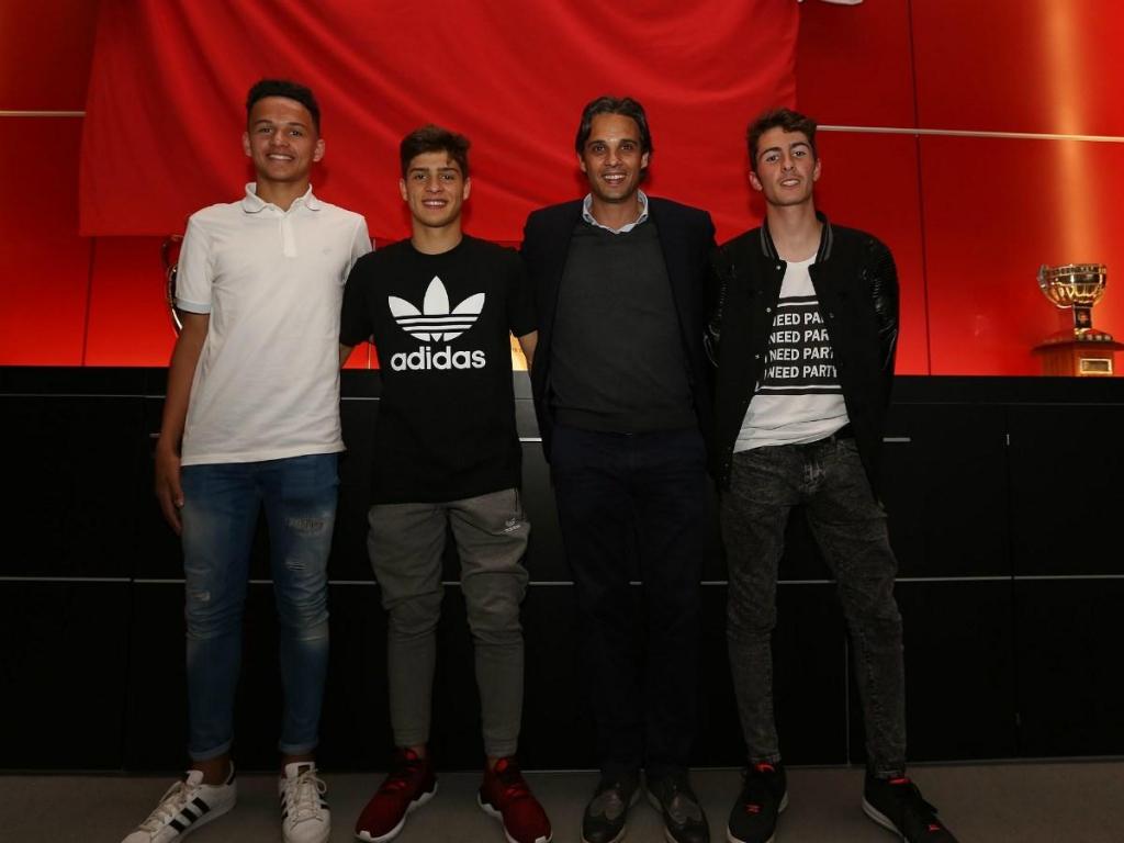 Benfica assina contrato profissional com três jovens