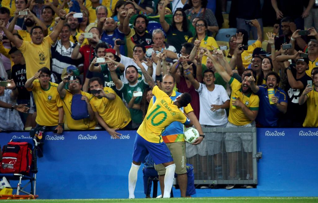 Vídeo: Neymar, de ouro ao peito, discute com adeptos