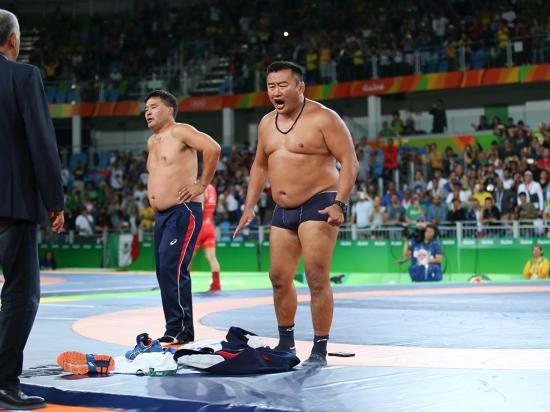 Rio 2016: treinadores da Mongólia mostram como protestar com o árbitro