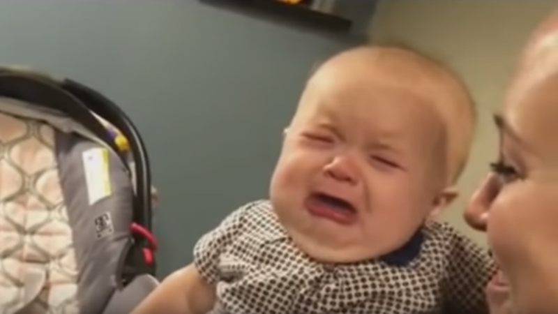 Bebé chora de cada vez que os pais se beijam