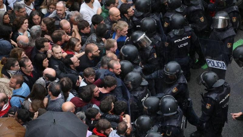 Violência eclode enquanto catalães votam em referendo para deixar a Espanha