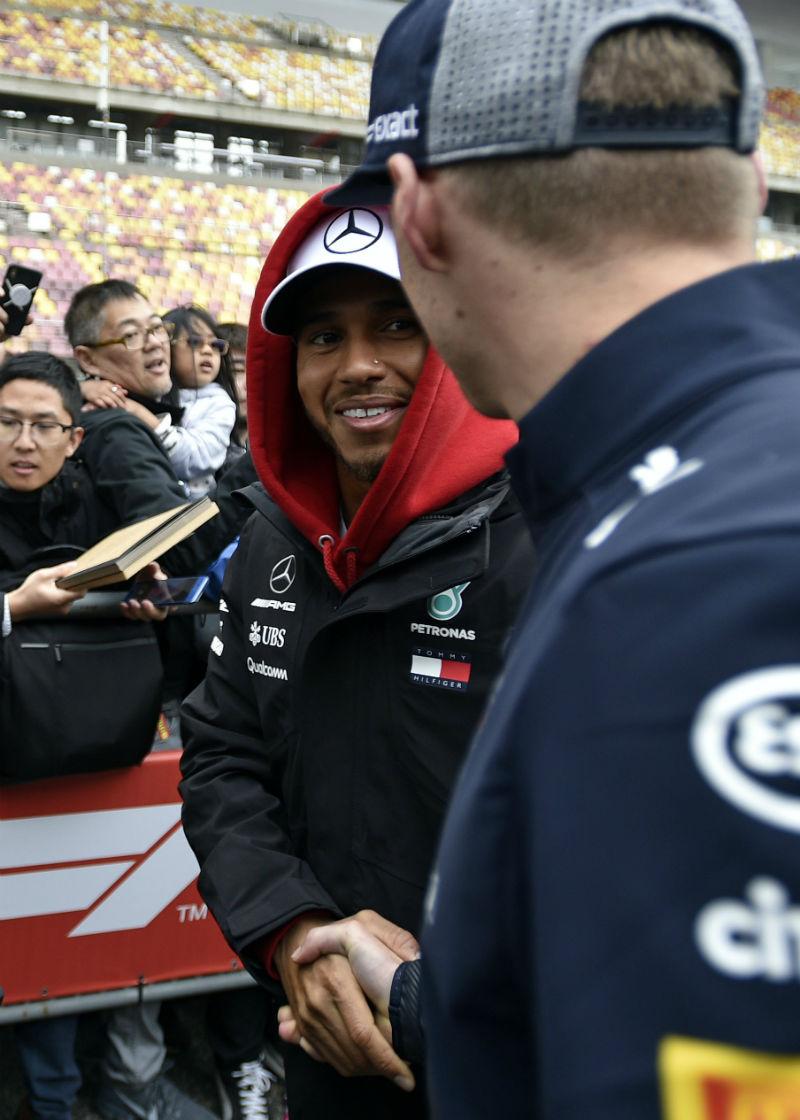 Hamilton e Verstappen fazem as pazes com um aperto de mão
