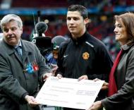 Cristiano Ronaldo recebe cheque antes do jogo com a Roma