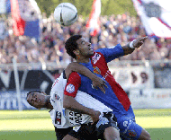 Carlitos (Basileia) em luta com Paulinho Menezes (Aarau)