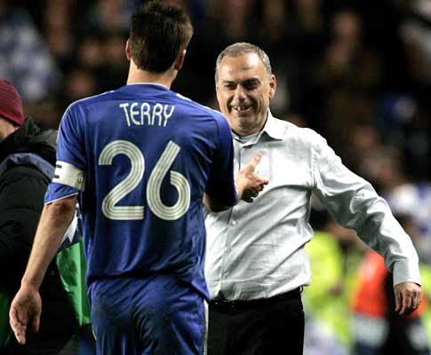 John Terry cumprimenta Avram Grant, Chelsea-Liverpool, meia-final da Liga dos Campeões em Stamford Bridge