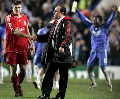 Steven Gerrard cumprimenta Rafael Benítez, Chelsea-Liverpool, meia-final da Liga dos Campeões em Stamford Bridge