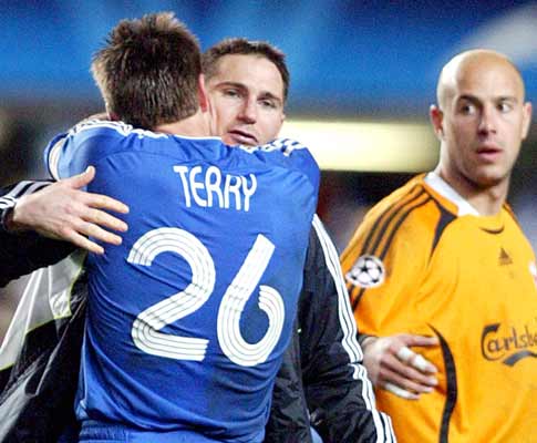 John Terry abraça Frank Lampard sob o olhar de Reina, Chelsea-Liverpool, meia-final da Liga dos Campeões em Stamford Bridge