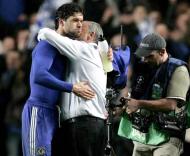 Avram Grant abraça Ballack, Chelsea-Liverpool, meia-final da Liga dos Campeões em Stamford Bridge