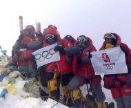 Chama olímpica no topo do Evereste (foto EPA)