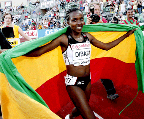 Tirunish Dibaba festeja novo recorde do Mundo nos 5 mil metros
