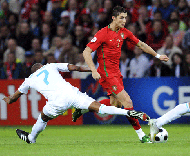 Cristiano Ronaldo passa por dois turcos