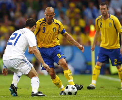 Katsouranis (esq.) e Ljungberg (dir.) durante o Grécia-Suécia, do Grupo D do Euro-2008