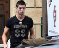 Cristiano Ronaldo à saída do Hotel Beau-Rivage, em Neuchâtel, em dia de folga