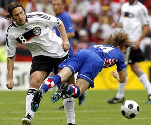 Modric (dir.) e Frings (esq.) durante o Croácia-Alemanha, Grupo B do Euro-2008