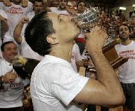 André Lima (Benfica) festeja o titulo de campeão nacional 2008/2009 de fustal