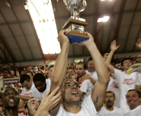 César Paulo (Benfica) com o troféu do futsal