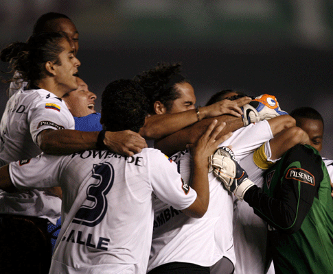 A festa dos jogadores da Liga Deportiva de Quito depois da vitória na Taça Libertadores