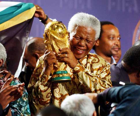 Nelson Mandela levanta a taça do campeonato do mundo de futebol, após ser anunciado que o evento se ia realizar na África do Sul em 2010