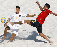 Belchior (Portugal) pressionado por Javier Torres no Mundial de Praia em Marselha