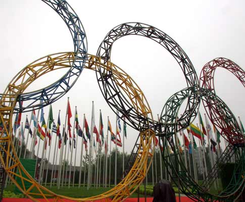 Bandeiras hasteadas na aldeia olímpica de Pequim
