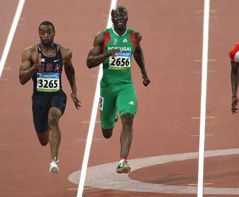Francis Obikwelu e Tyson Gay na meia-final olímpica dos 100m