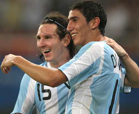 Lionel Messi e Di María festejam qualificação para as meias-finais olímpicas