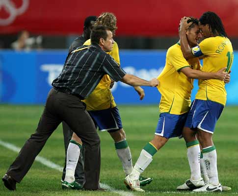 Rafael Sobis e Ronaldinho festejam golo do Brasil no torneio olímpico