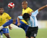 Anderson, Alex e Aguero durante a meia-final olímpica entre Brasil e Argentina