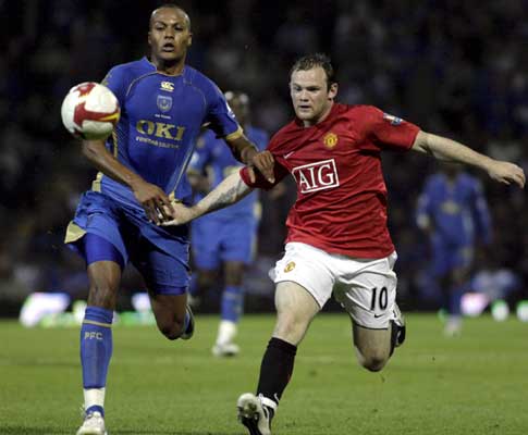 Rooney frente a Kaboul (Portsmouth)