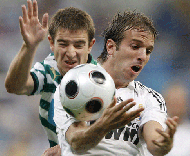 Van der Vaart em luta com Pereirinha no Real Madrid-Sporting