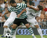 Rochemback em luta com Higuain no Troféu Santiago Bernabéu