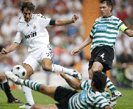 Raul cercado por leões no Troféu Santiago Bernabéu