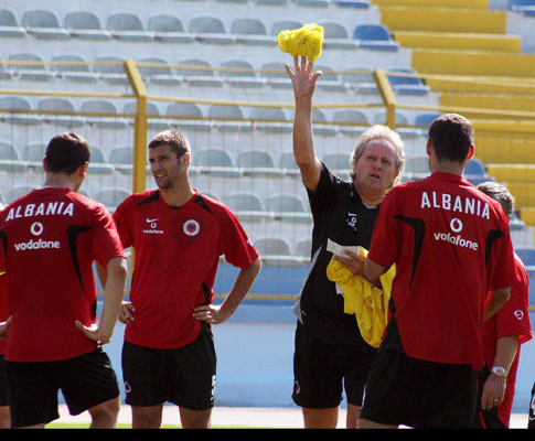 Arie Hann, seleccionador da Albânia, dá instruções aos seus jogadores
