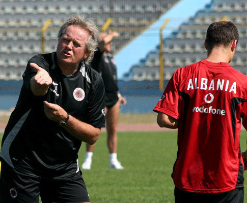 Ari Haan mito activo no treino da Albânia