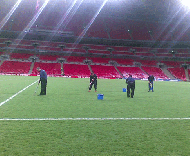 Últimos retoques no relvado de Wembley para o Inglaterra-Portugal (sub-21)