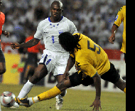 Suazo, jogador do Benfica, ao serviço da selecção das Honduras frente à Jamaica.