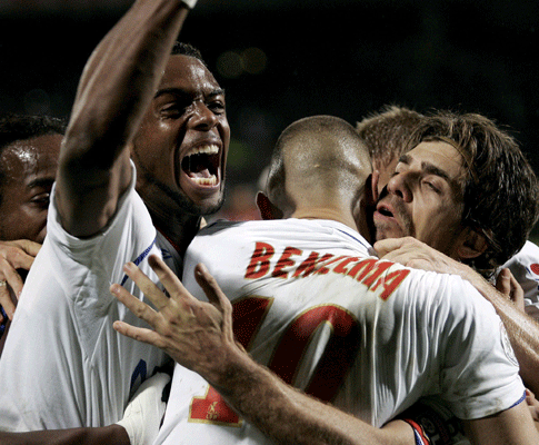 Benzema festeja com Juninho sensacional vitória do Lyon