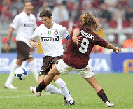 Elvis Abbruscato (Torino) e Javier Zanetti (Inter) em disputa da bola