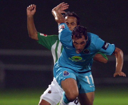 Mariano tenta fugir a Delson no Rio Ave-F.C. Porto