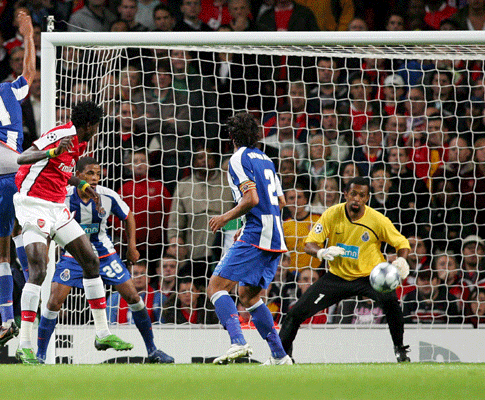 Adebayor a marcar o segundo golo do Arsenal ao F.C. Porto