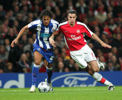 Bruno Alves pressionado por Van Persie no Arsenal-F.C. Porto