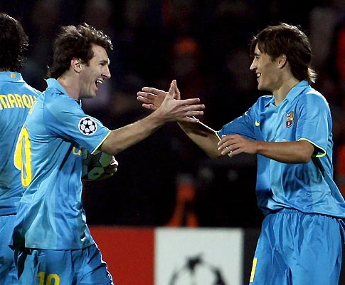 Messi e Bojan festejam frente ao Shakhtar