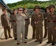 Kim Jong-il ao centro, de óculos com militares norte-coreanos